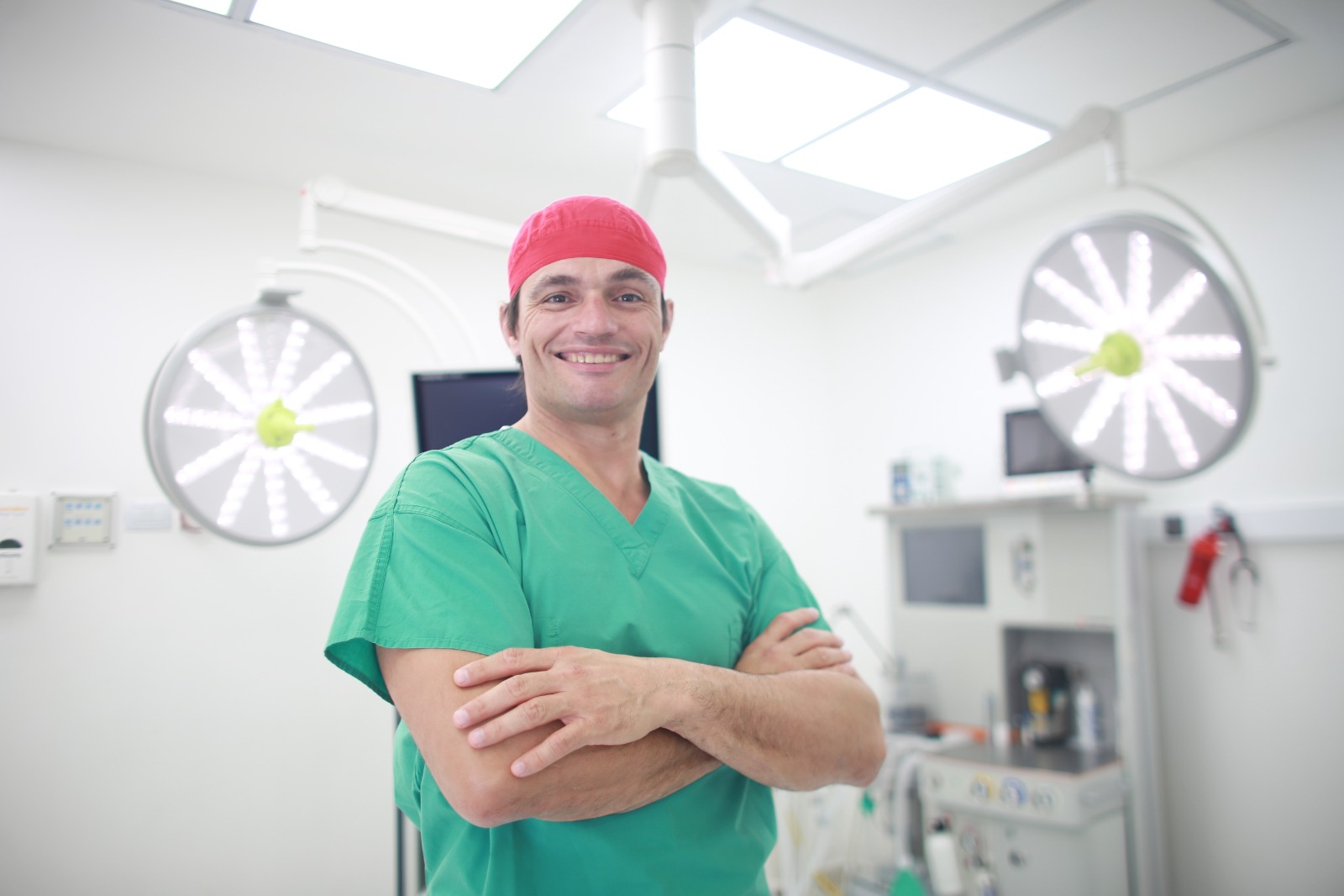 El Dr. Mario Vega en el quirófano